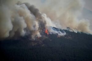 España combate incendio histórico que arrasa 32.000 hectáreas y desplaza a 34 aldeas 
