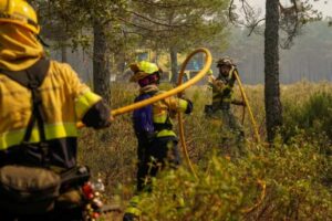 España combate incendio histórico que arrasa 32.000 hectáreas y desplaza a 34 aldeas 