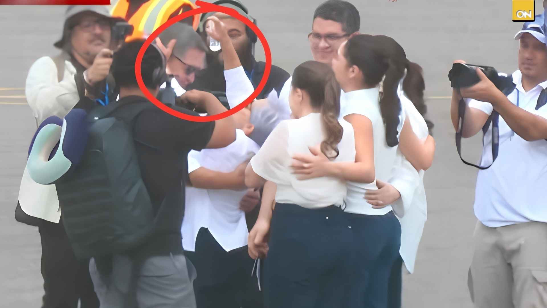 Doña Elvira rocía agua a JOH durante emotivo reencuentro