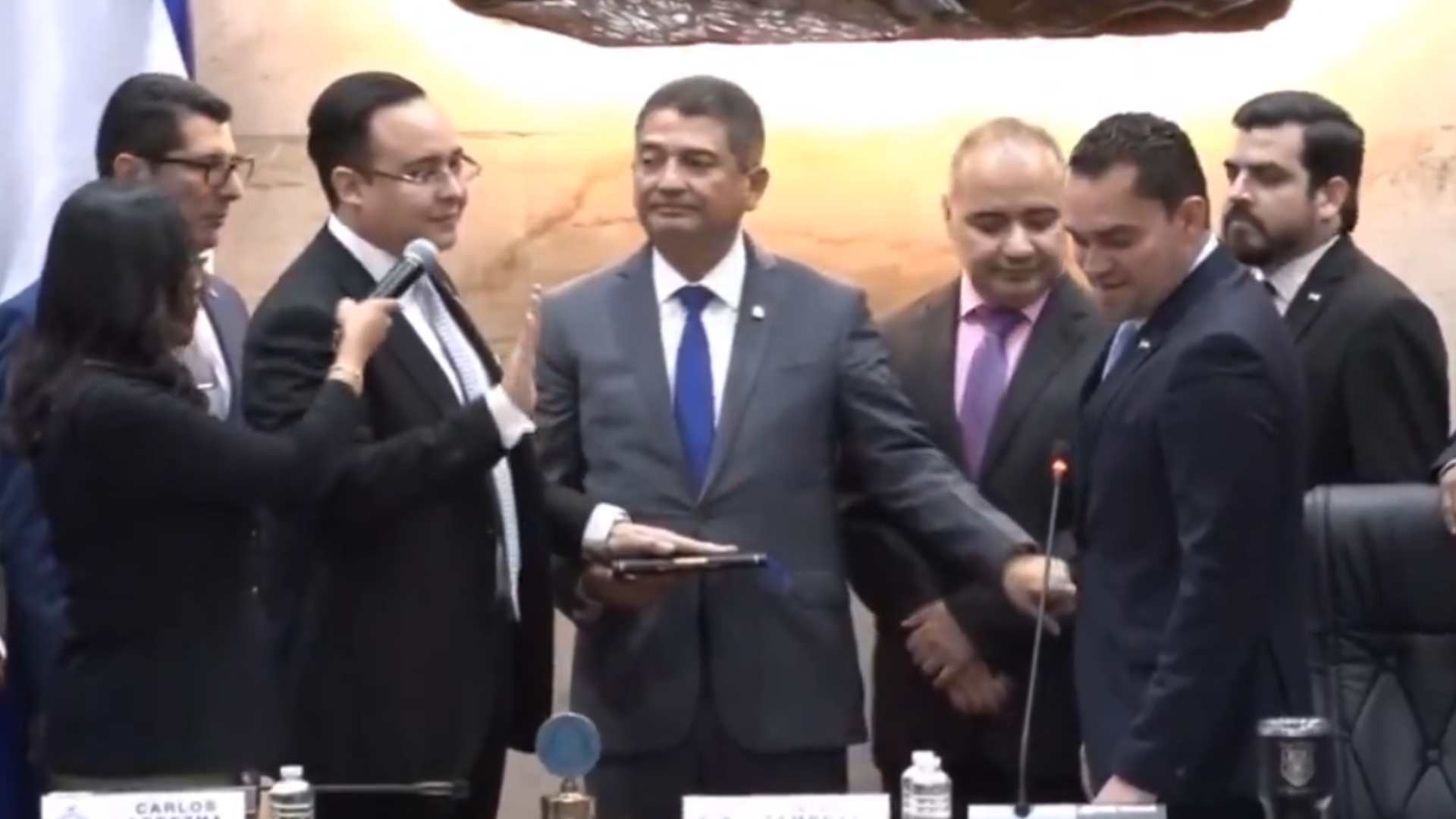 Juramentan a consejeros interinos del CNE