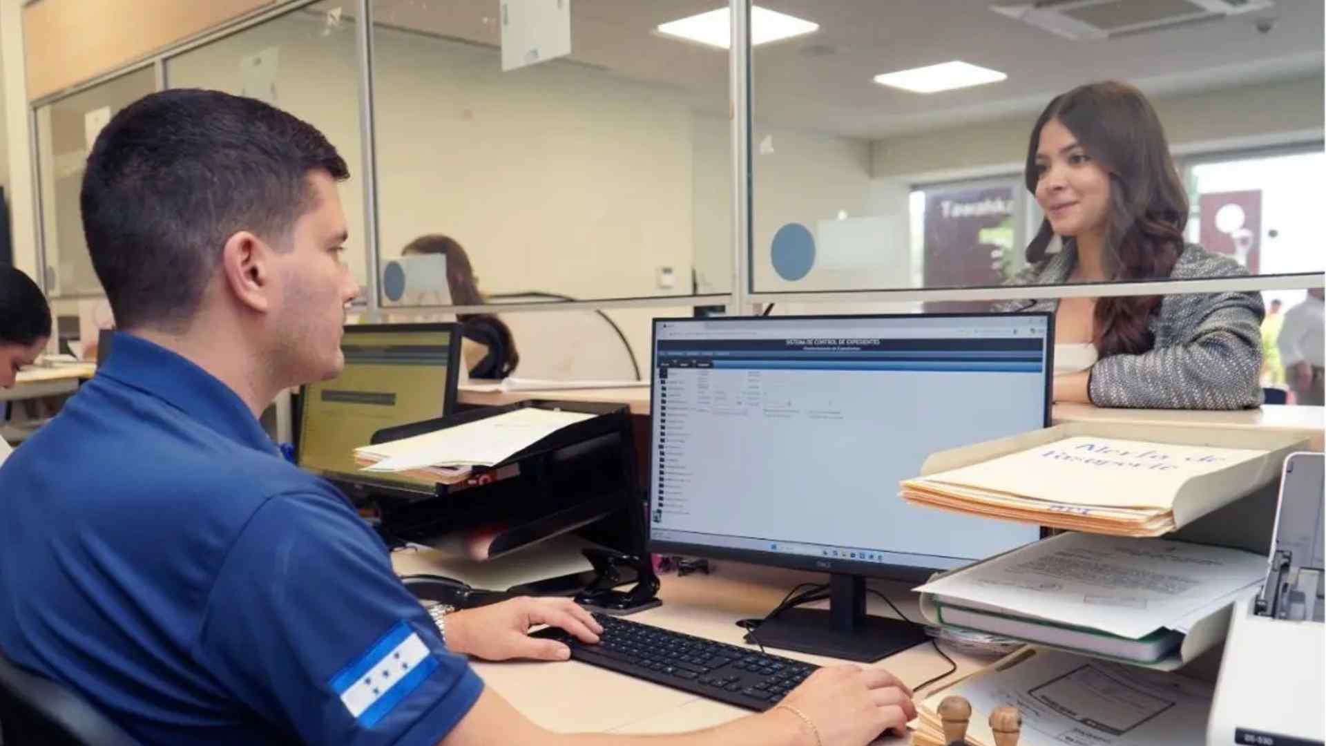 ¿Su hijo nació en el extranjero? Conozca cómo obtener el Sello Especial de Permanencia