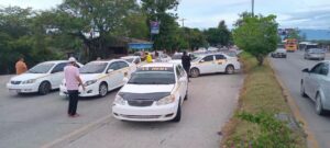 Taxistas intensifican protestas por tasa vial en El Progreso