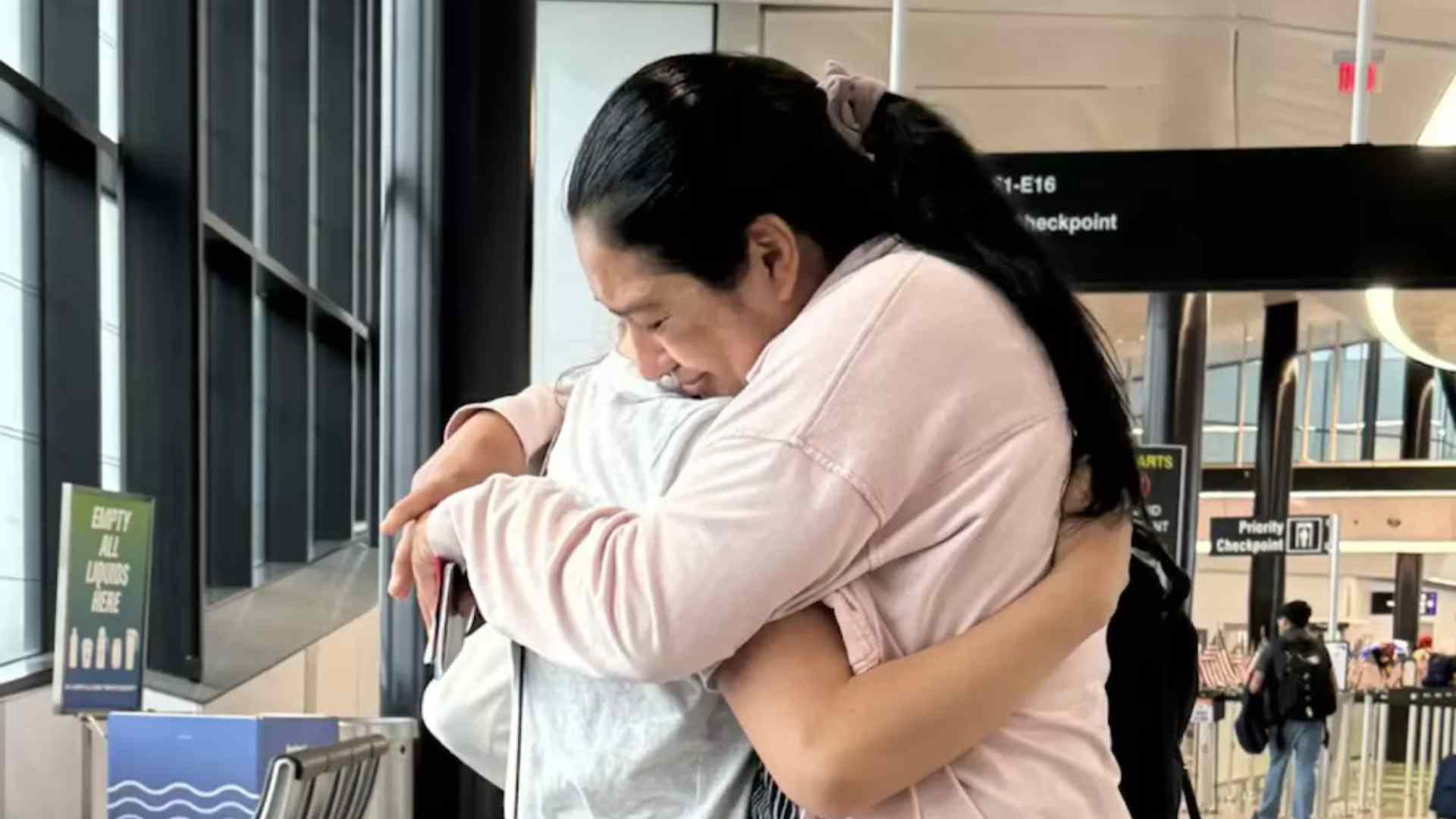 Madre hondureña se autodeporta con su hija ciudadana estadounidense de 10 años; esta es la razón
