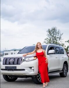 ¿Cuáles son los carros que presumen Soy La Oruga y Katherine en sus redes sociales?