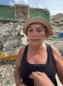 Madre busca a sus hijos y a su mamá bajo los escombros