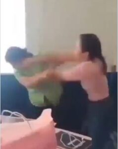 VIDEO | Mujer irrumpe en salón de clases y agrede a una docente frente a estudiantes en Nicaragua
