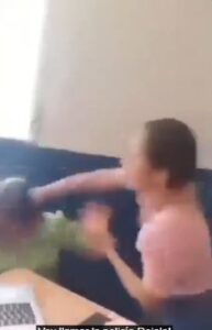 VIDEO | Mujer irrumpe en salón de clases y agrede a una docente frente a estudiantes en Nicaragua