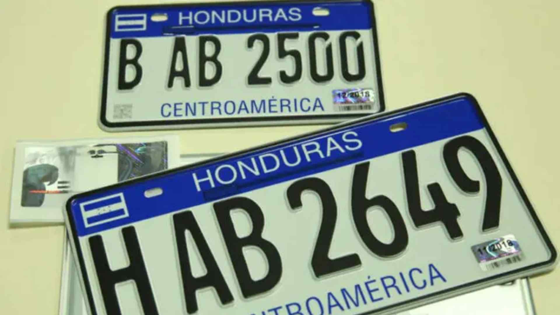 Gobierno firma contrato para suministrar placas vehiculares inteligentes tras años de escasez