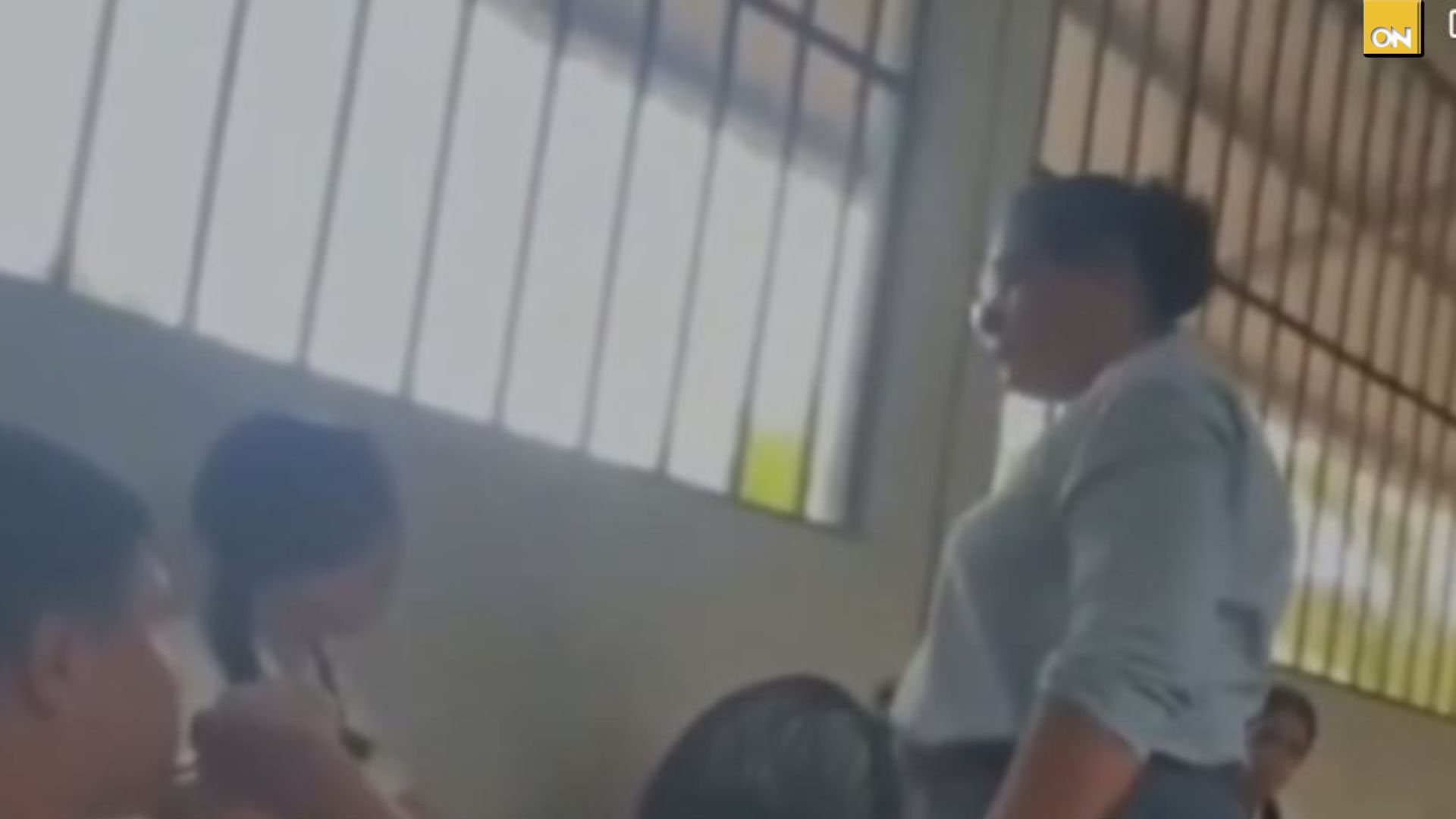 Video muestra a maestra hondureña agrediendo a dos alumnas en un centro educativo y desata indignación