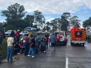 Vuelca bus en El Durazno; reportan 15 heridos leves